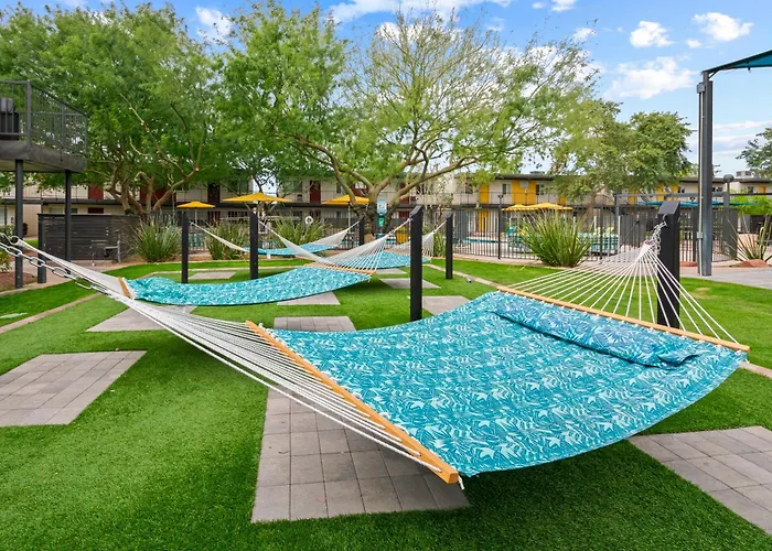 2b1b Stylish Haven - Pool And Parking Apartment *