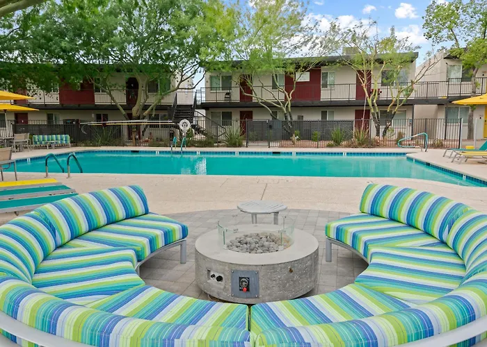 2b1b Stylish Haven - Pool And Parking Apartment