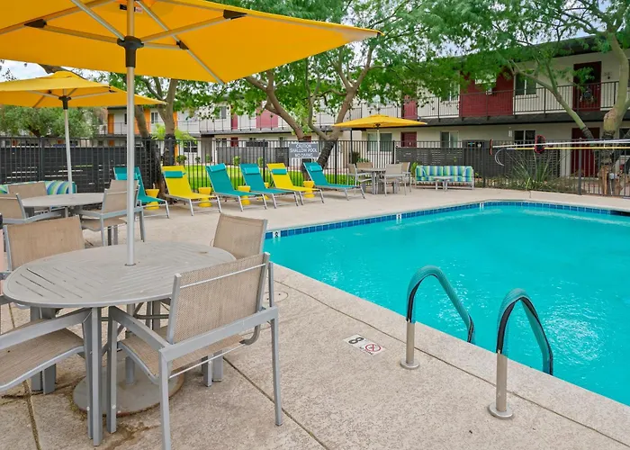 2b1b Stylish Haven - Pool And Parking Apartment