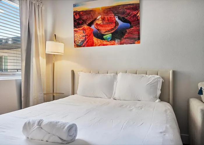 2b1b Stylish Haven - Pool And Parking Apartment *