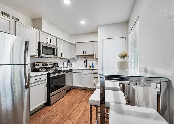 Apartment 2b1b Stylish Haven - Pool And Parking